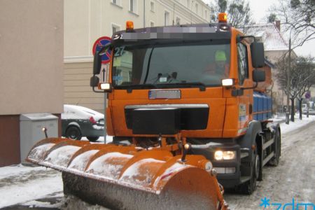 Uwaga na opady śniegu. Na ulice już wyjechały pojazdy odśnieżające