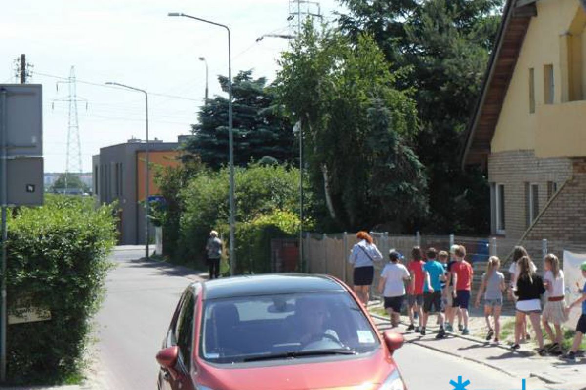 Budowa chodnika i montaż zbiorników. Zmiany na ulicach: Błażeja i Sierocej