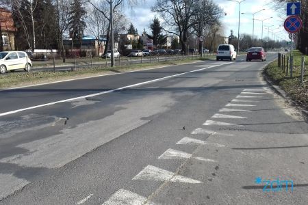 Zniszczona nawierzchnia jezdni ul. Dąbrowskiego
