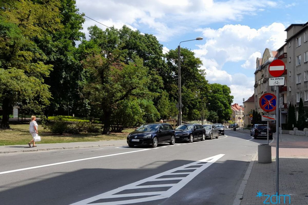 Ulica Niedziałkowskiego z nowym oznakowaniem drogowym - zakazem wjazdu.