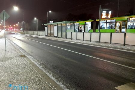 Ulica Zamenhofa nocą. Oczyszczona ze śniegu jezdnia