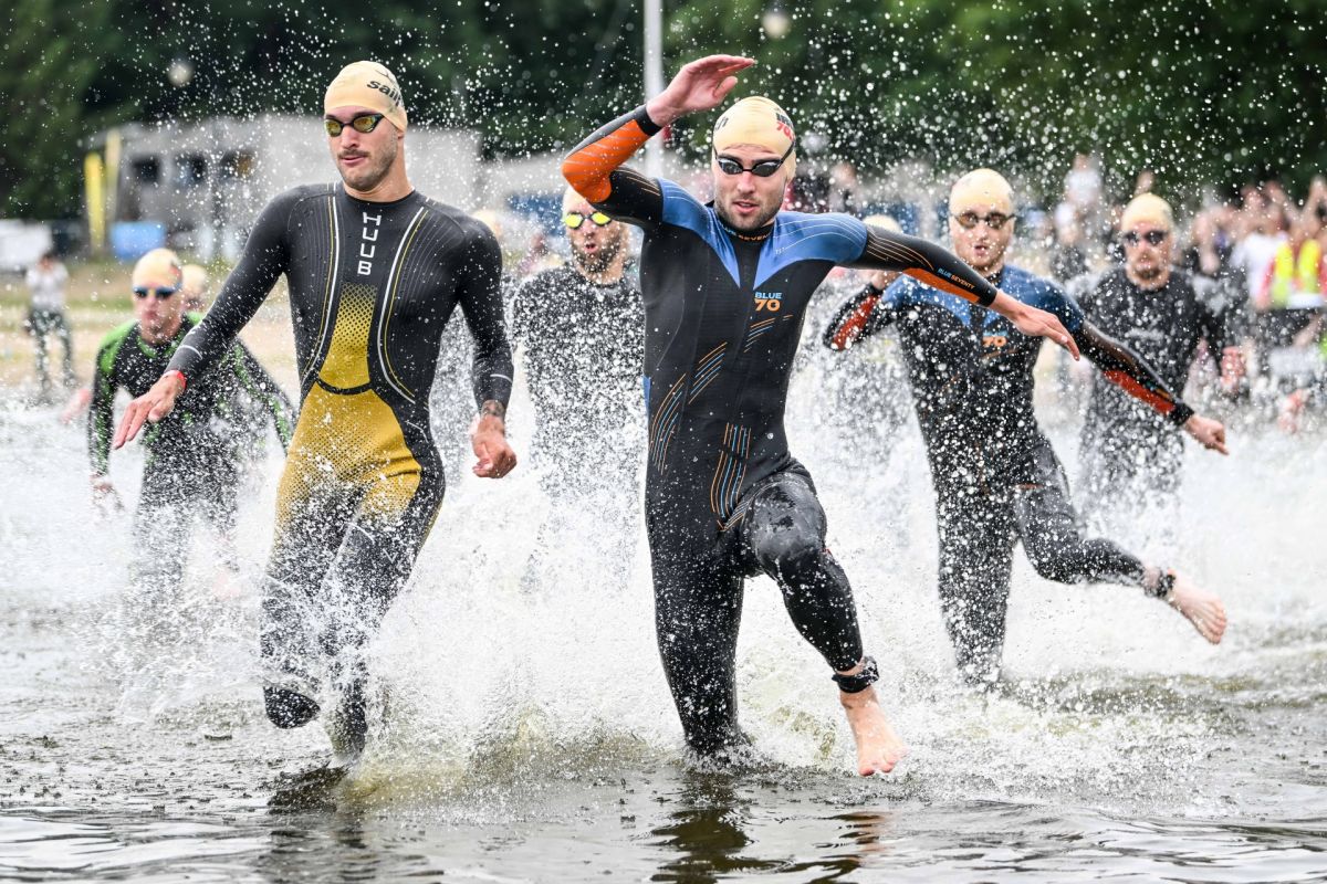 Triathlonici wybiegający z wody