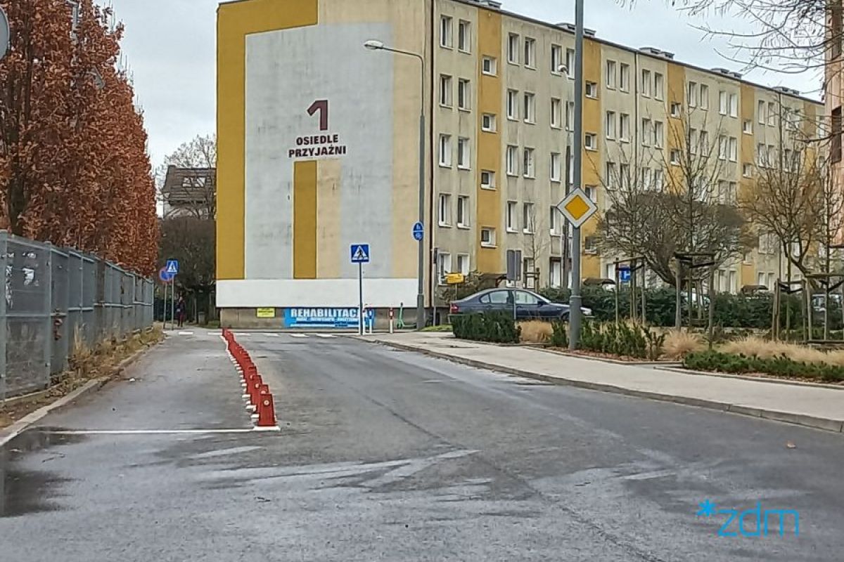 Widok na ulicę Rylejewa. Po prawej stronie znajduje się chodnik, na środku jezdnia z wydzielonym pasem dla pieszych, o lewej stronie..