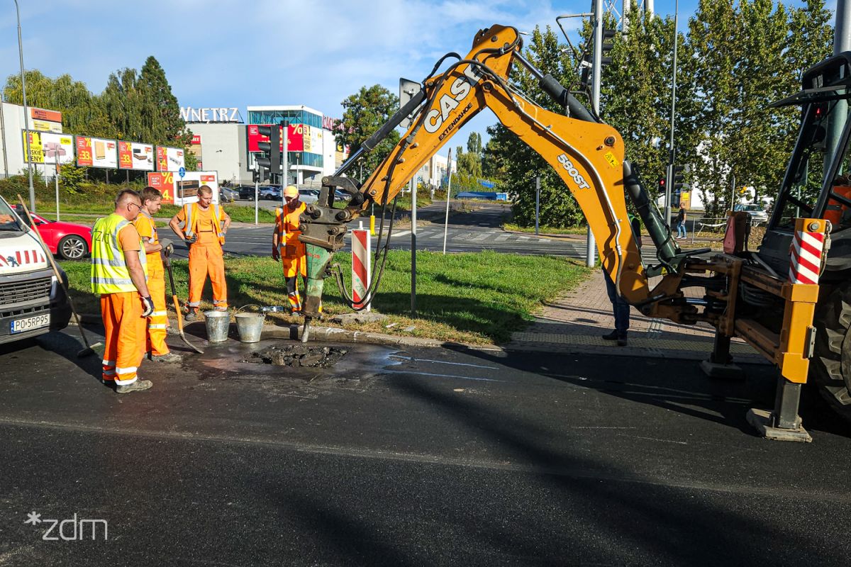 Grupka robotników podczas remontu jezdni