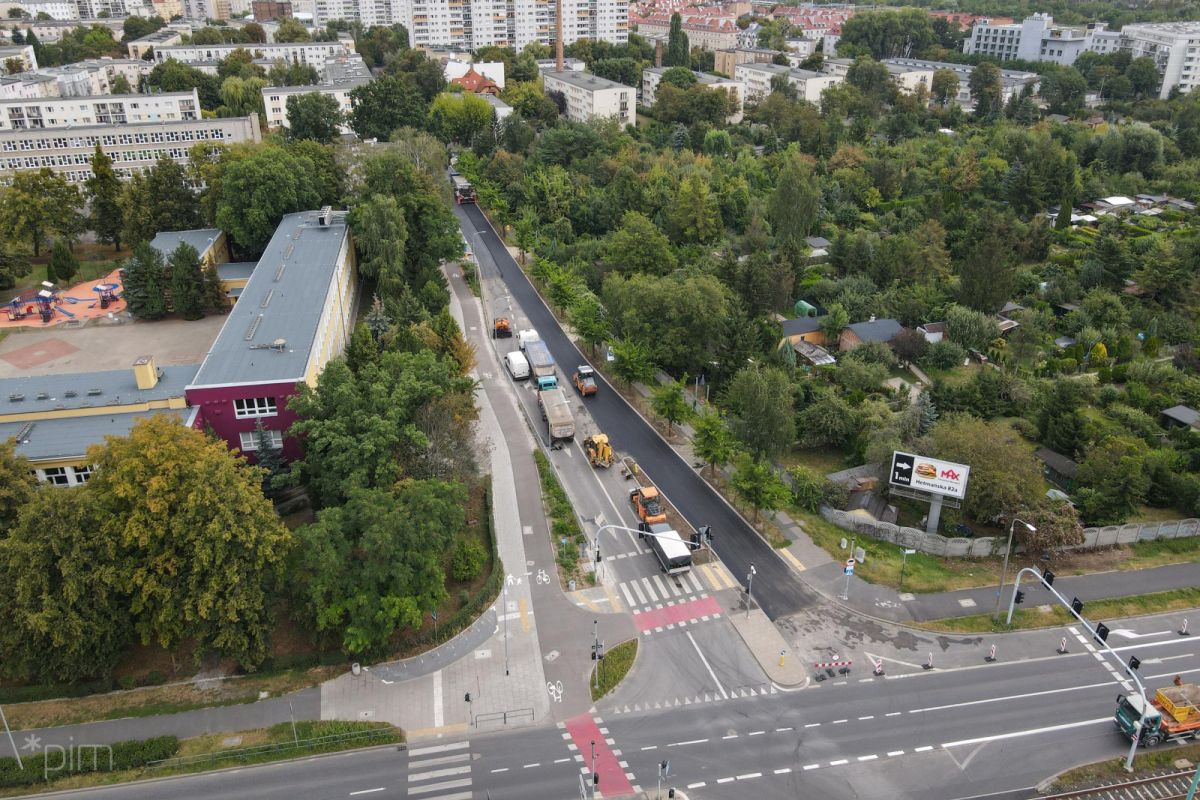 Otwarcie łazarskiego odcinka ul. Dmowskiego i zmiany na kolejnym