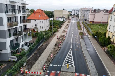 Ulica z lotu ptaka z jezdnią chodnikami i nową drogą rowerową