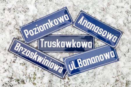 tablice ulic Poziomkowa, Ananasowa, Truskawkowa, Brzoskwiniowa, Bananowa