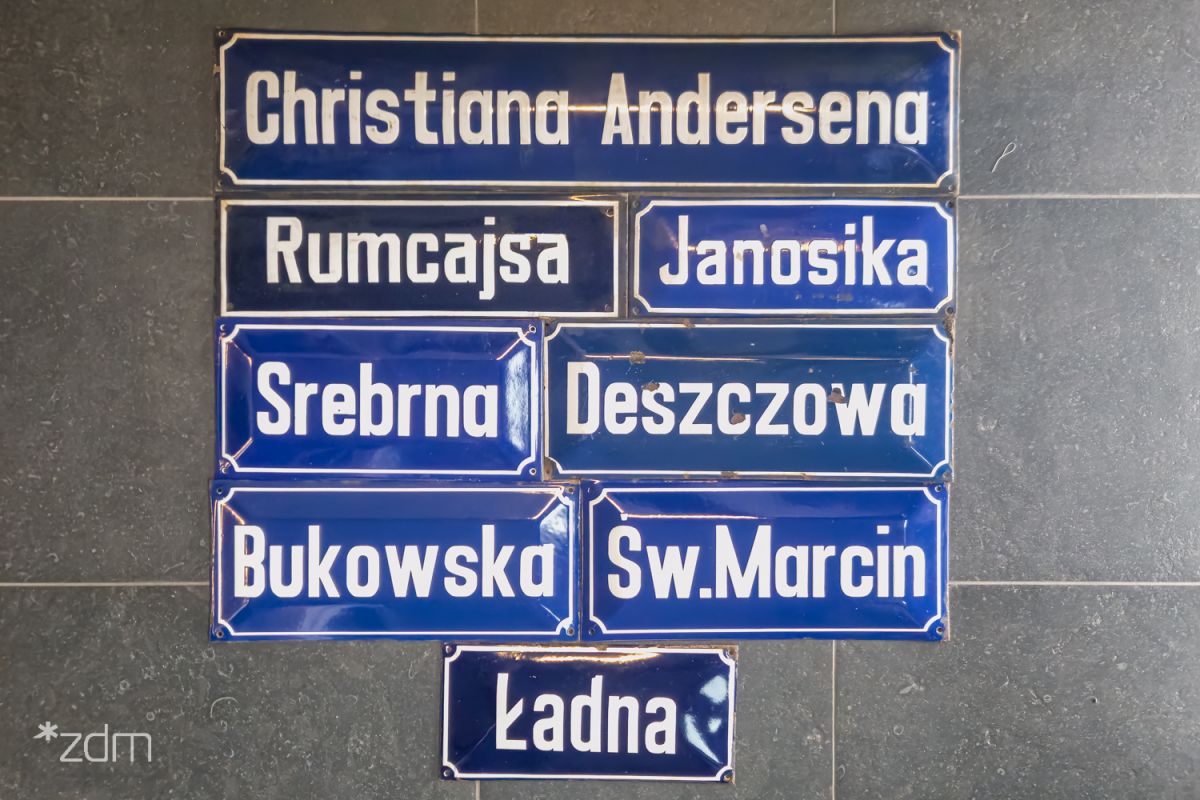 stare tablice z nazwami ulic Christiana Andersena, Rumcajsa, Janosika, Srebrna, Deszczowa, Bukowska, Św. Marcin, Ładna 