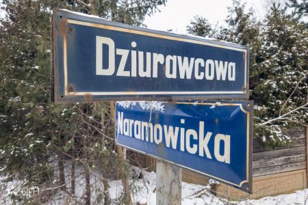 Słup z tabliczkami z nazwami ulic: Dziurawcowa i Naramowicka