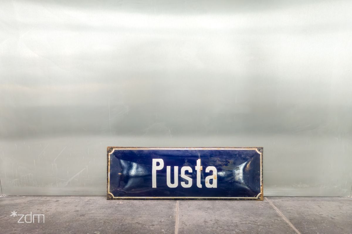 tablica z nazwa ulicy Pusta