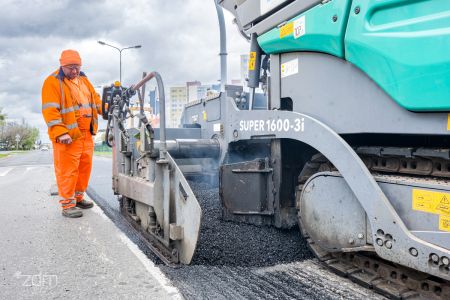 Robotnik pracujący na remontowanej jezdni