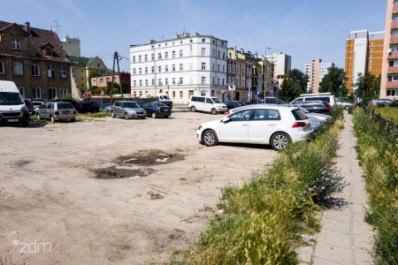 Klepisko na którym zaparkowane są samochody