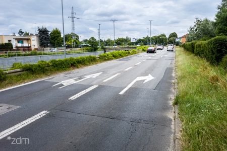 Zniszczona nawierzchnia jezdni