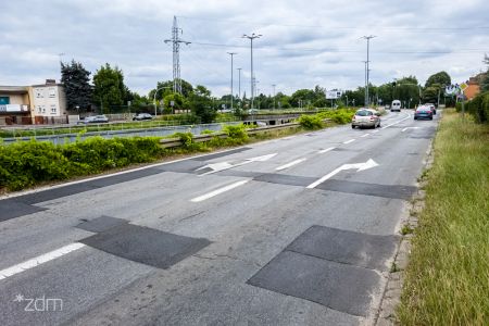 Zniszczona nawierzchnia jezdni