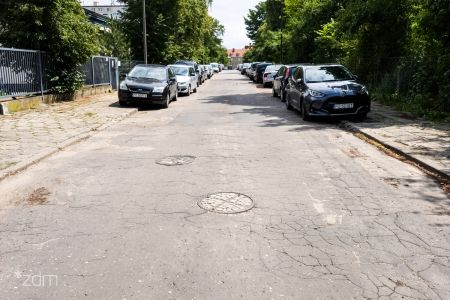 Zniszczona nawierzchnia jezdni