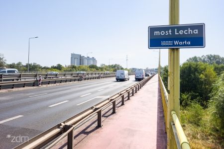 Most Lecha z jadącymi samochodami