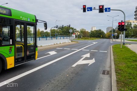 Jezdnia z sygnalizacją świetlna i autobusem po lewej stronie