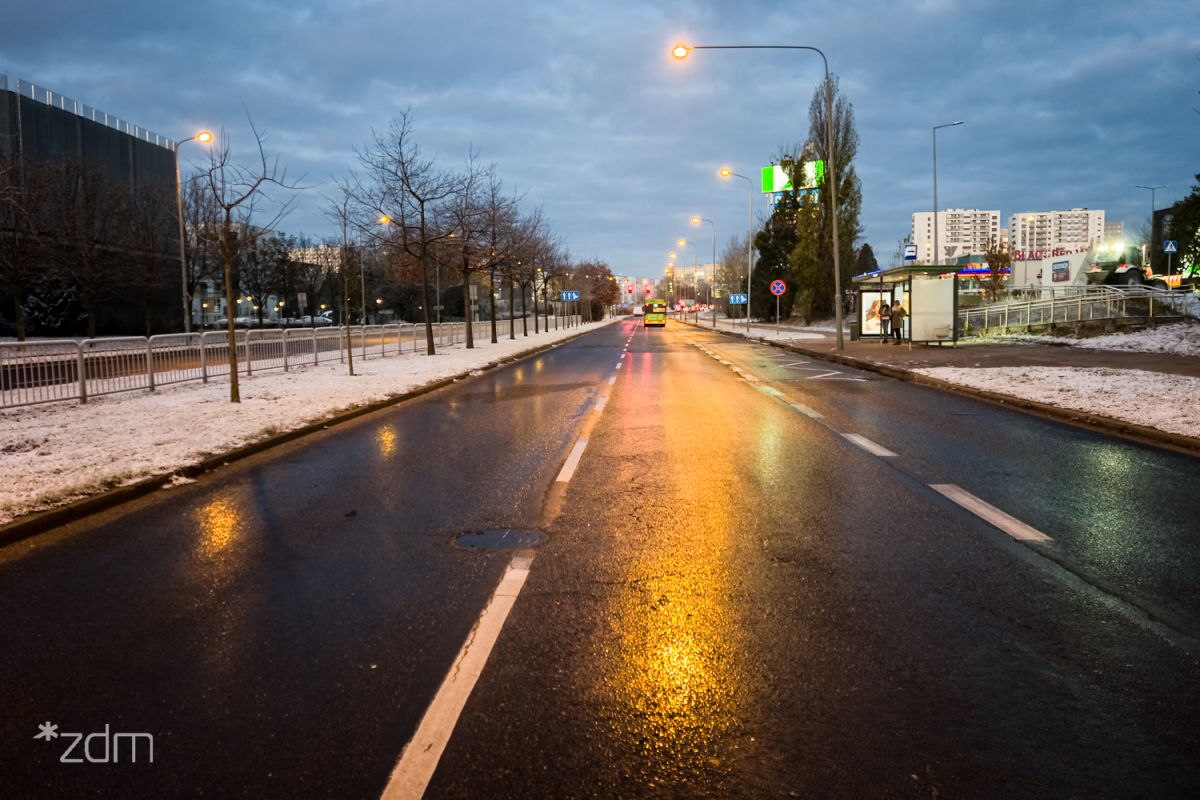 Ulica z ośnieżonym poboczem