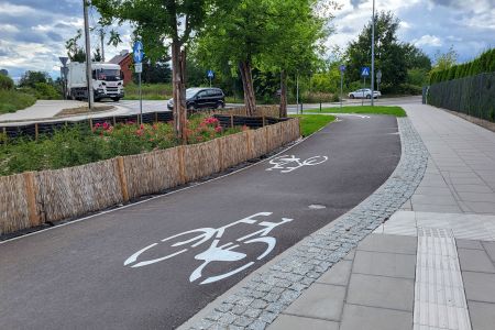 Wygodna droga rowerowa wzdłuż ul. Dmowskiego