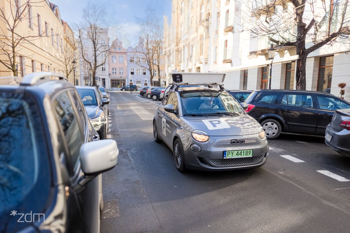 Samochód do e-kontroli na poznańskiej ulicy.