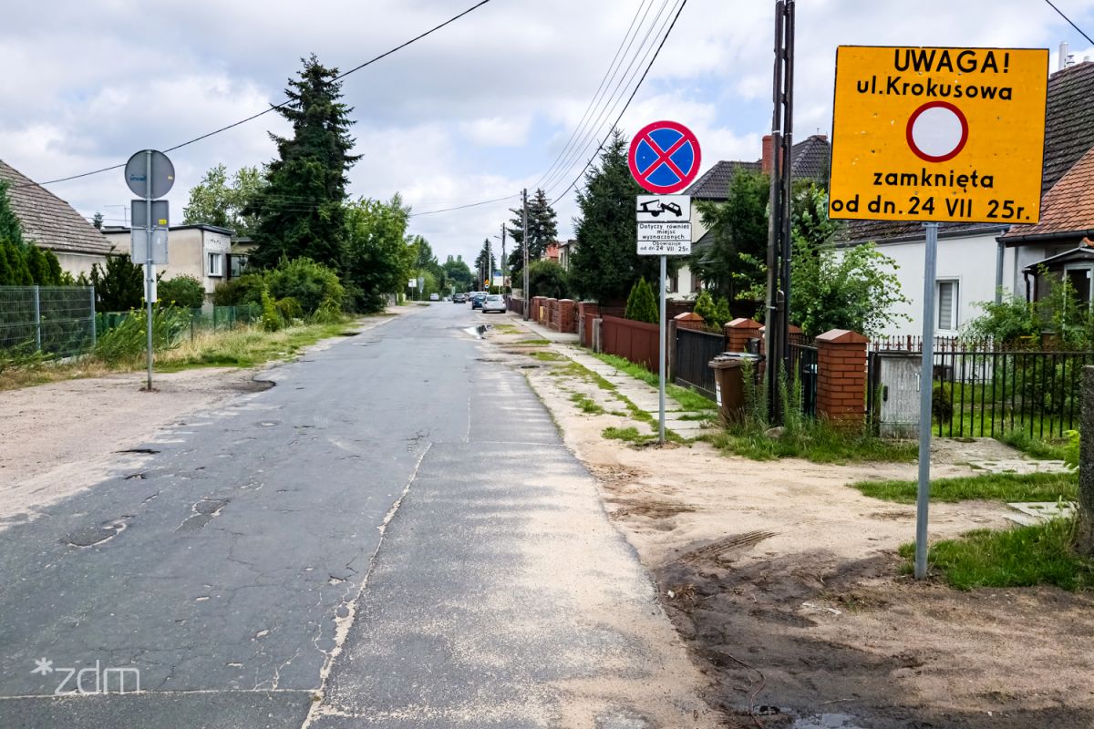 Jezdnia na ulicy Krokusowej wraz z domami i oznakowaniem na czas remontu