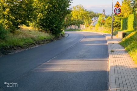 Jezdnia ulicy, po prawej stronie chodnik