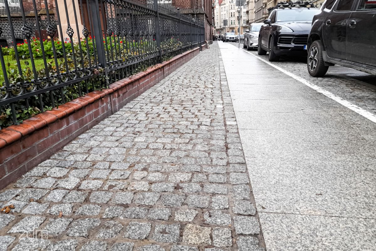 Nowy chodnik na ulicy Łąkowej – koniec prac brukarskich