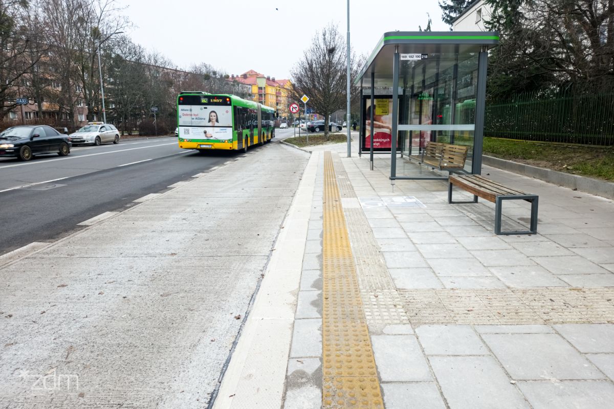 Platforma i wiata przystankowa. Po lewej stronie odjeżdżający autobus.