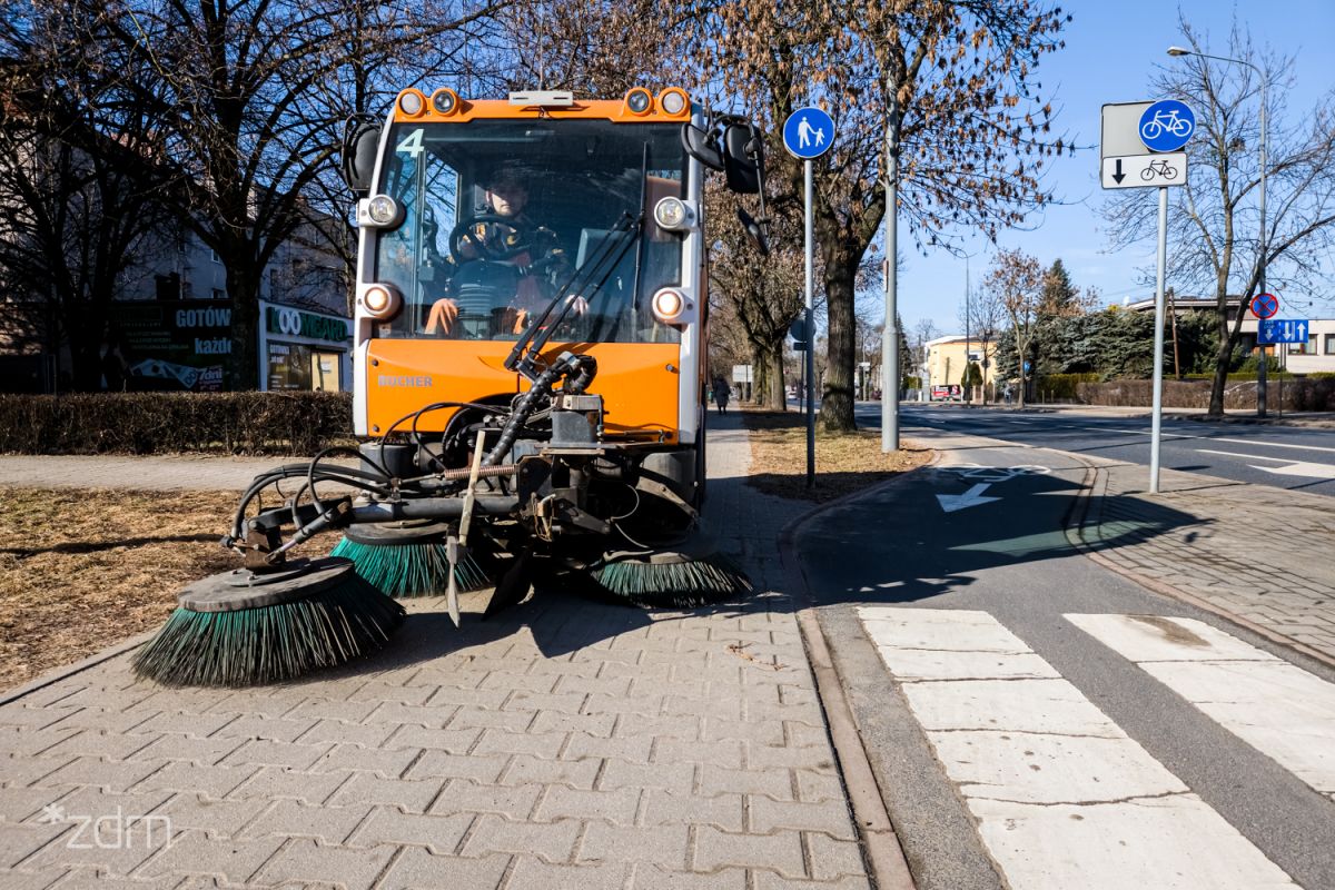 Wiosenne porządki na chodnikach, drogach rowerowych i placach