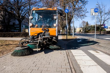Wiosenne porządki na chodnikach, drogach rowerowych i placach
