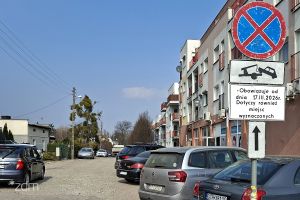 Ulica z zaparkowanymi samochodami i oznakowaniem zakazującym parkowania od 17 marca