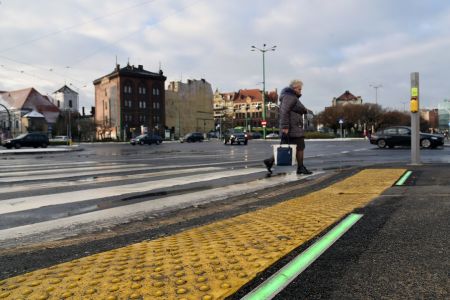 Świecące listwy ostrzegają przechodniów