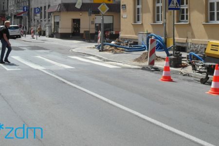 Prace przy wprowadzaniu strefy uspokojonego ruchu wokół Starego Rynku