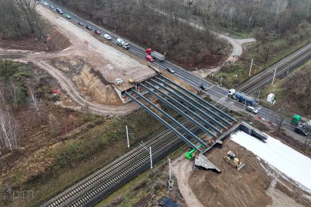 Belki konstrukcyjne na placu budowy nowych wiaduktów