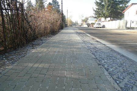 Suchą stopą po chodniku na ulicy Lubowskiej