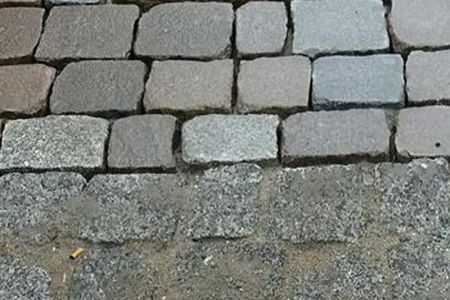 Dla wygody pieszych - szlifują bruk na ulicy Woźnej