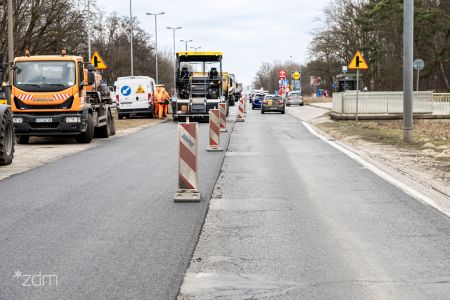 Wygrodzona jezdnia, prace na lewym pasie i jadące samochody na pasie prawym