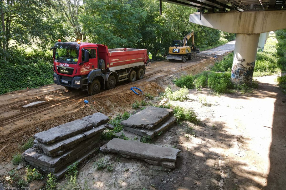 Maszyny budowlane podczas prowadzenia robót ziemnych Maszyny budowlane podczas prowadzenia robót ziemnych