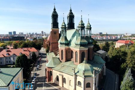 Poznańska katedra z lotu ptaka. W tle panorama miasta