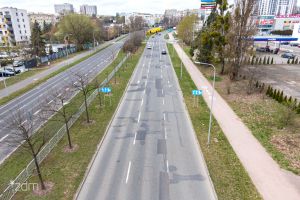 Ulica z lotu ptaka. Jezdnia, drzewa rosnące przy ulicy i zabudowania