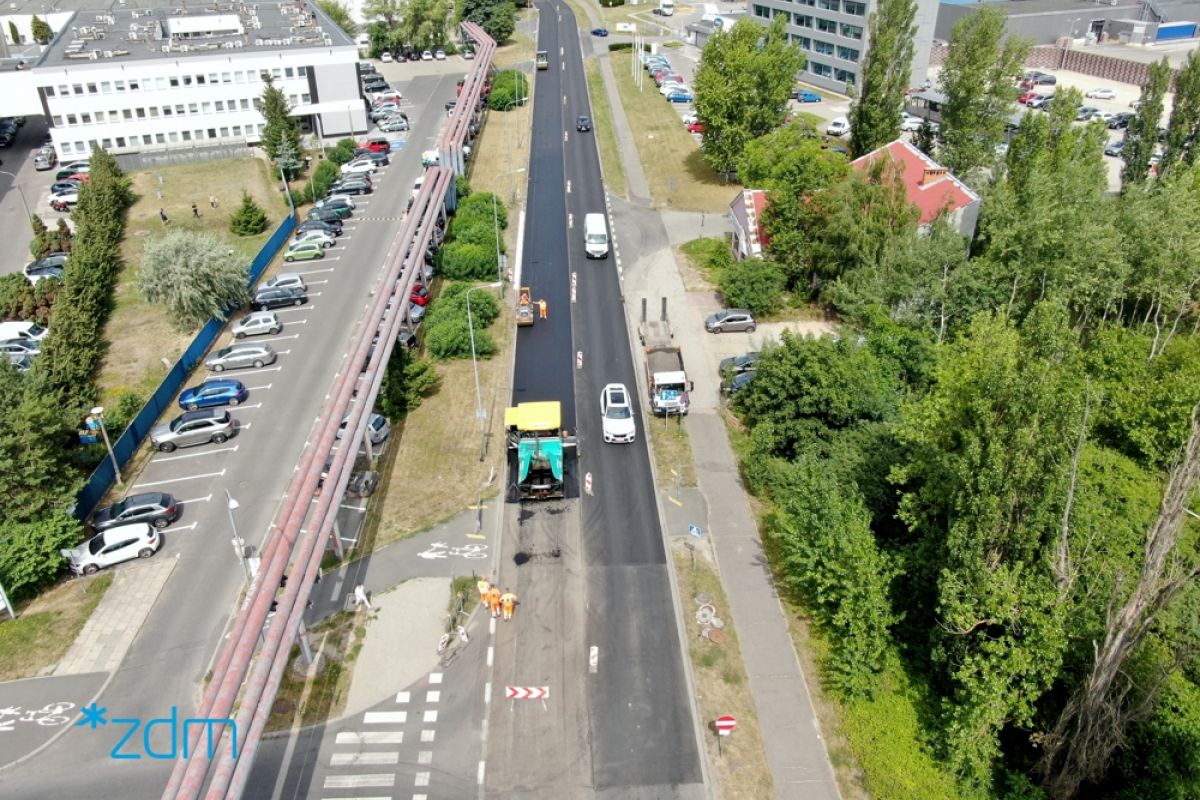 Widok z lotu ptaka na remontowaną ulicę na której pracuje sprzęt drogowców