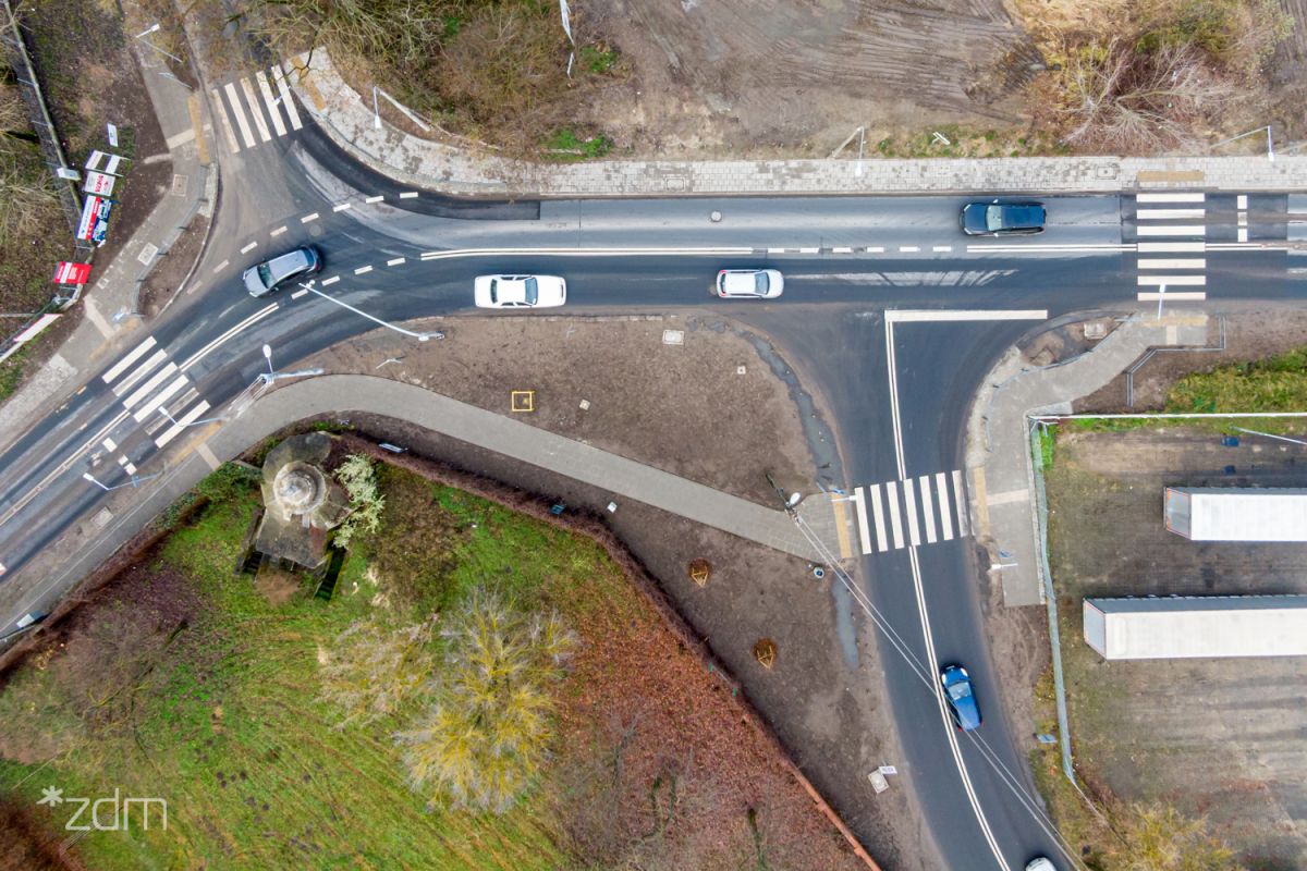 Skrzyżowanie ulic z lotu ptaka.