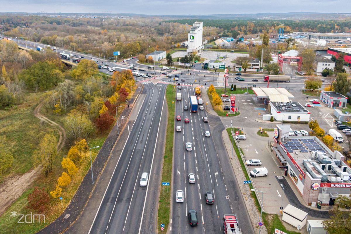 Widok z lotu ptaka na ulicę Hlonda przy skrzyżowaniu z ulicą Bałtycką