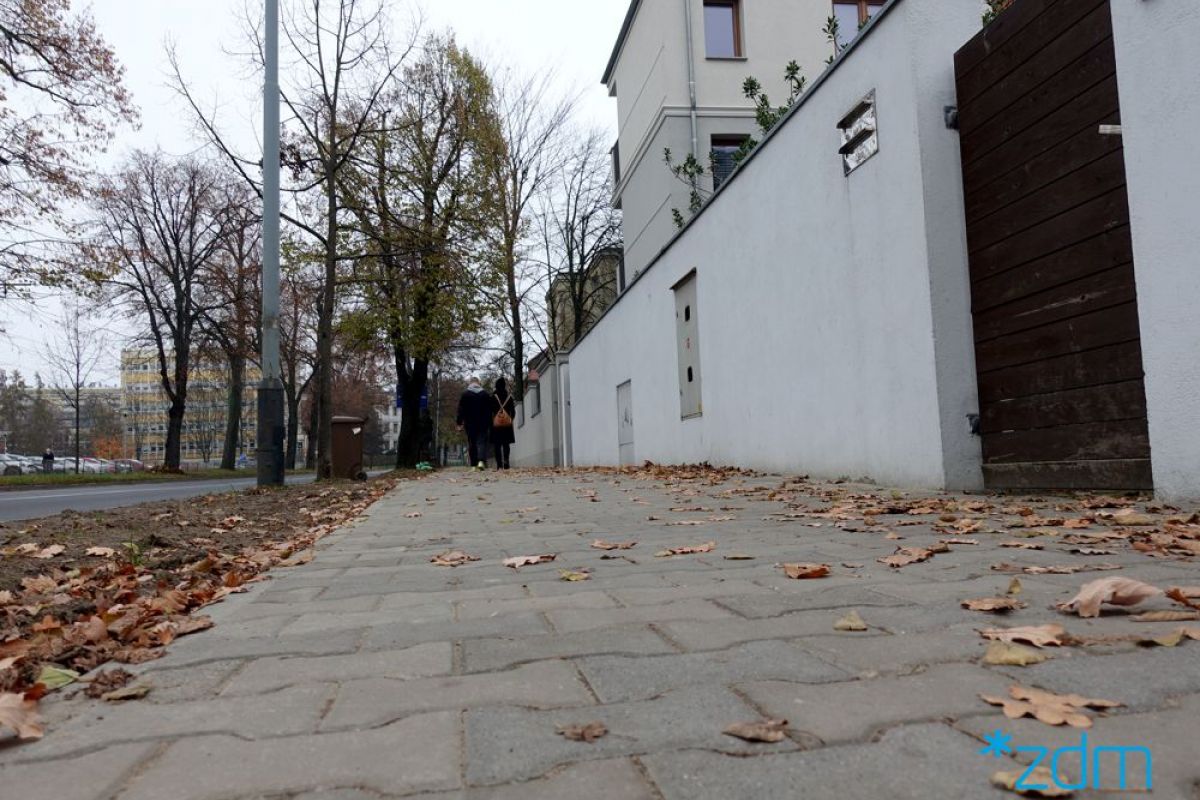 Wyremontowany chodnik na ul. Wołyńskiej. W tle idzie para ludzi