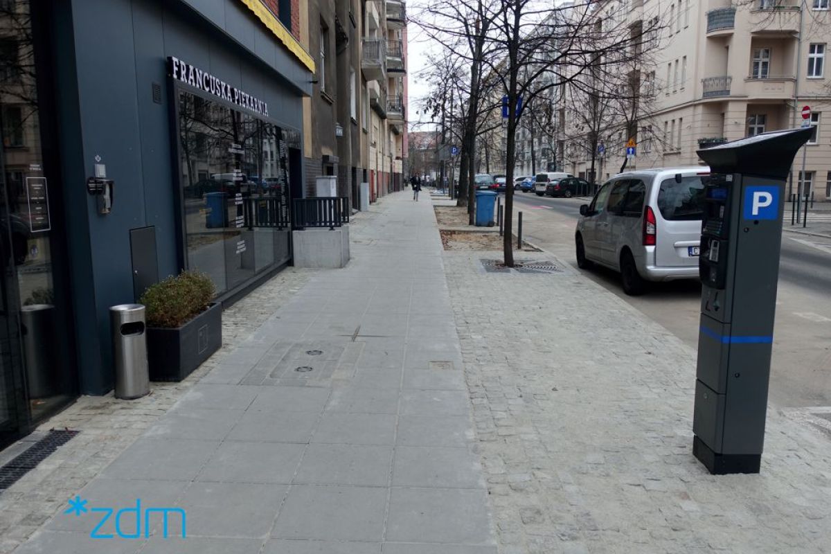 Nowy chodnik na ul. Limanowskiego. Po lewej stronie kamienica, po środku chodnik, a po prawej jezdnia