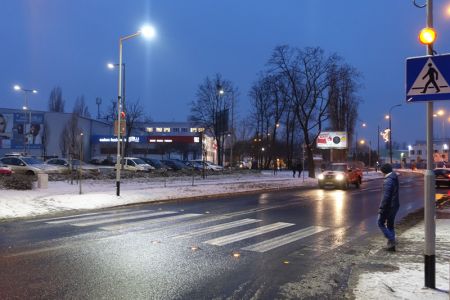 Ulica Główna z drugim aktywnym przejściem dla pieszych