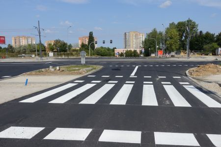 Skrzyżowanie ulic Kurlandzka, Inflancka i Żegrze już z nową nawierzchnią