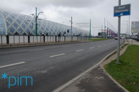 Rusza budowa drugiej części przejścia dla pieszych na ul. Matyi przy dworcu PKP