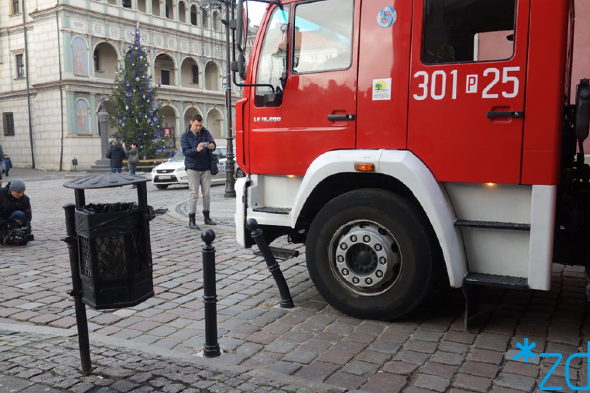 Nowe słupki przed Starym Rynkiem