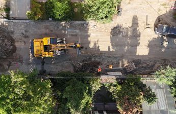 Koparka podczas pracy na ul. Radosnej - widok z perspektywy lotu ptaka. fot. PIM
